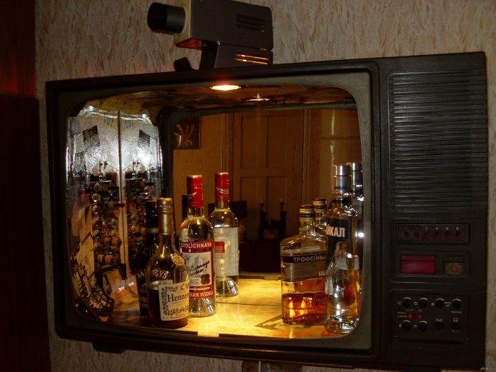 Bar von einem alten Fernseher