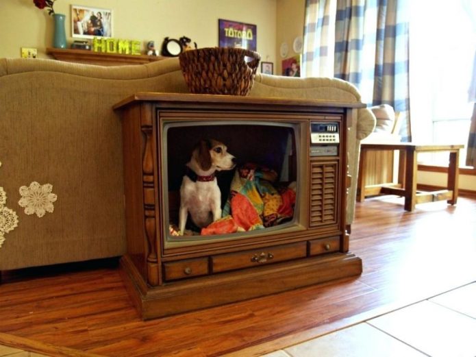 Caseta de perro de la vieja televisión