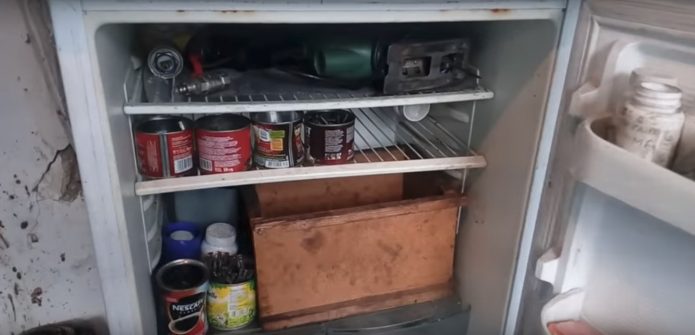 Eski bir buzdolabı dolabından