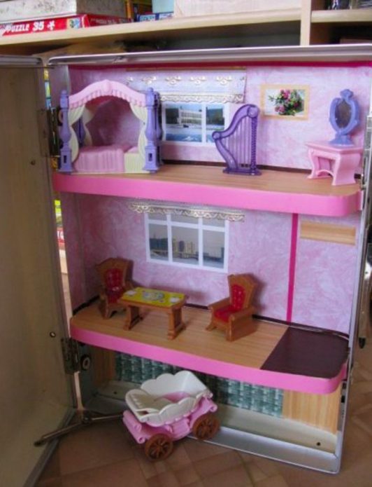 Casa delle bambole da un vecchio frigorifero