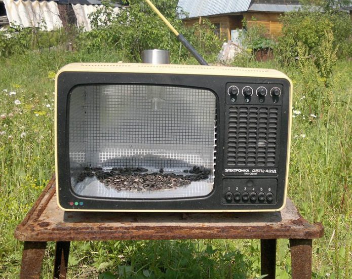 Karmnik dla ptaków w telewizorze