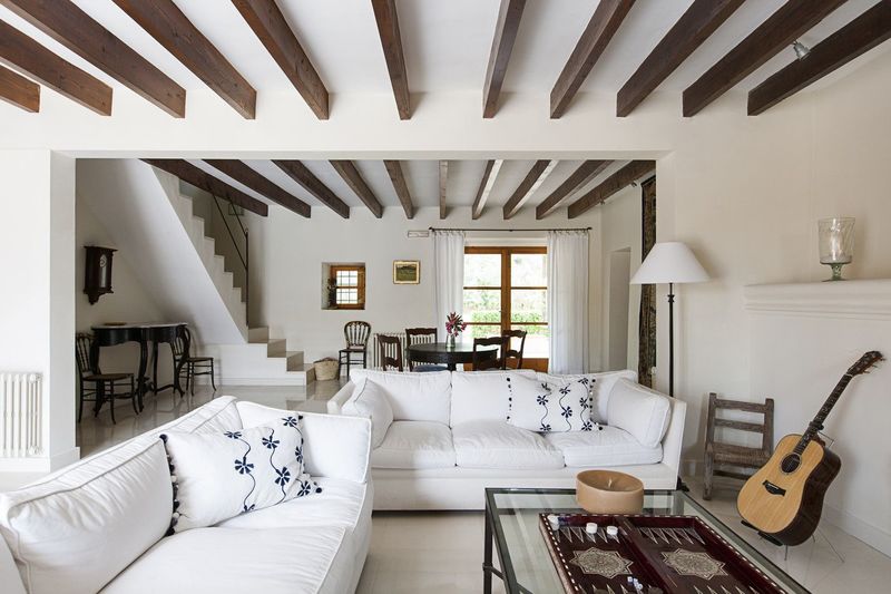 Beams on the ceiling: how not to load the interior and make the room cozy