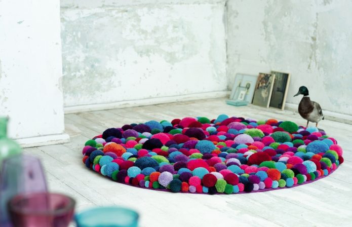 Teppich aus Pompons