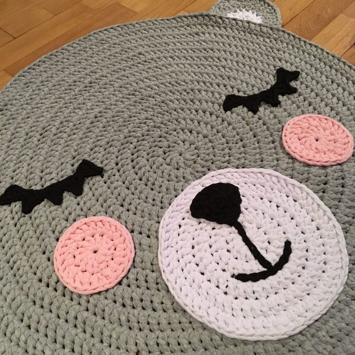 Knitted rug