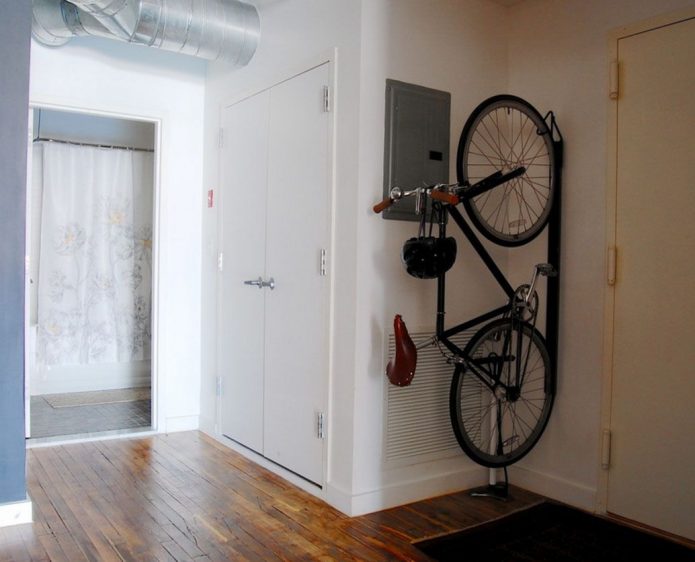 Almacenamiento de bicicletas en el pasillo