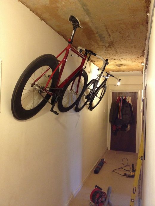 Bicicleta de armazenamento no corredor