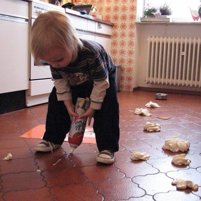 Bayi lelaki membuang sampah di dapur