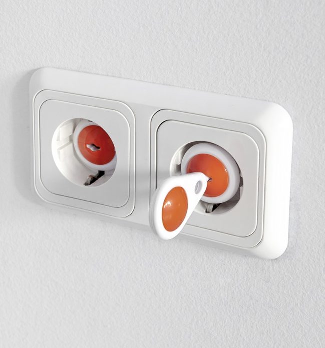 Sockets with plugs