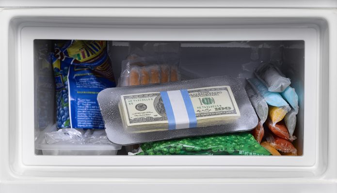 Dolāru paciņa saldētavā blakus pārtikas precēm