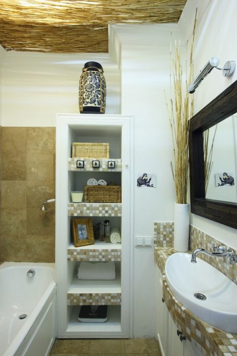 Vonios kambaryje įmontuota spinta