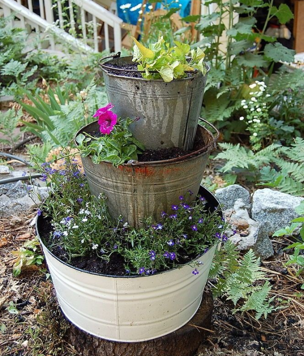 Květináče z kbelíků