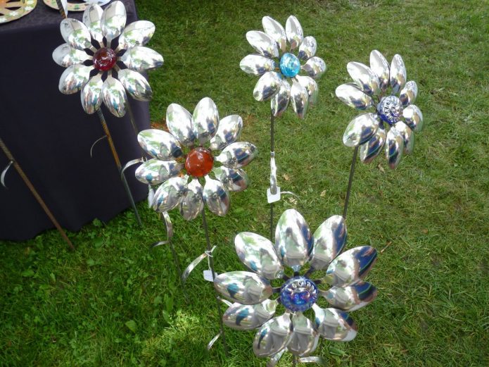 Decoration of the lawn with spoons