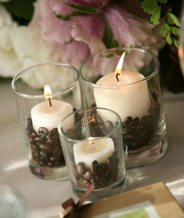 Žvakidės iš stiklinių su kavos pupelėmis