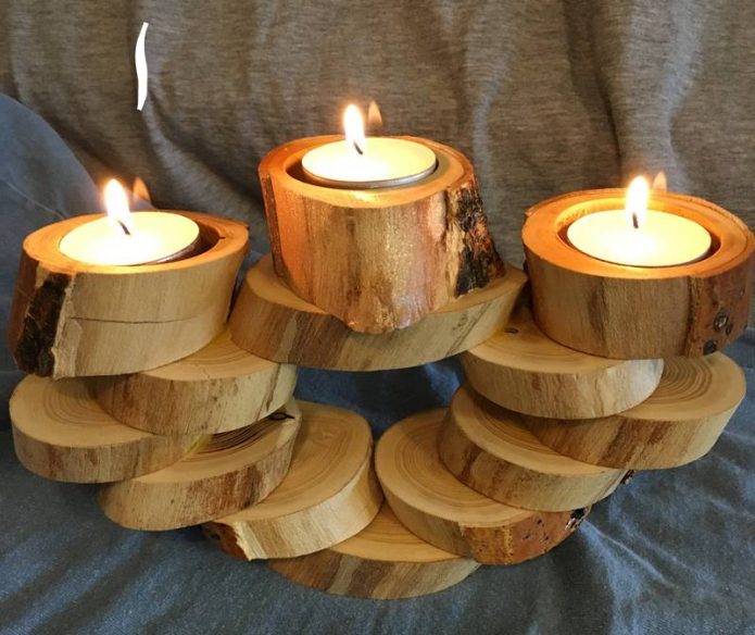 Oryginalny świecznik wykonany z kawałków drewna