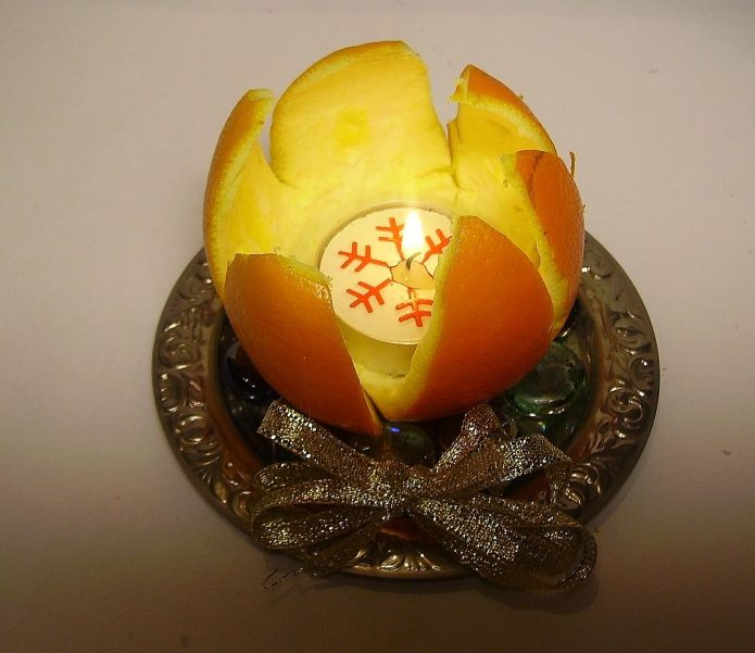 Sfeșnic de coajă de mandarină