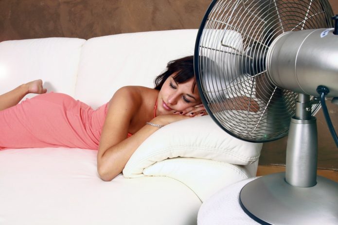 Dormir incómodo a altas temperaturas en el dormitorio