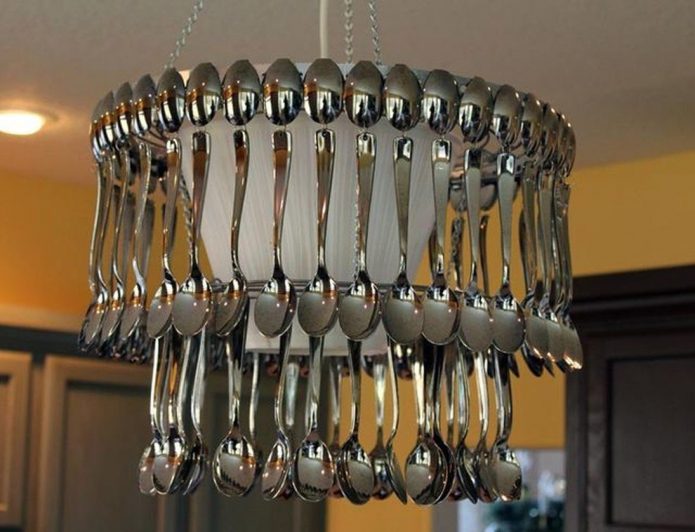 Decorating the chandelier with spoons