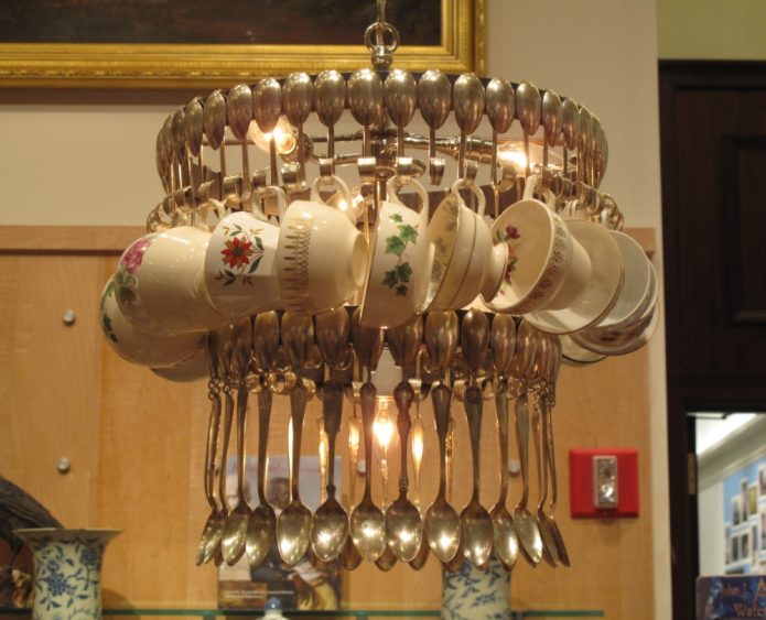 Ljuskronan gjord av skedar och gamla koppar