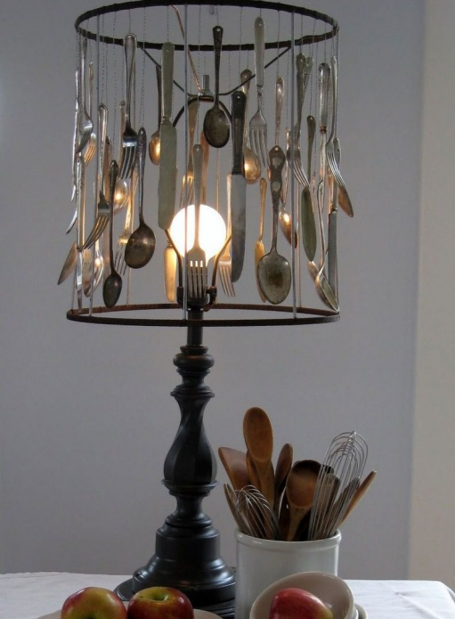 Bordlampe med lampeskærm lavet af skeer og gafler