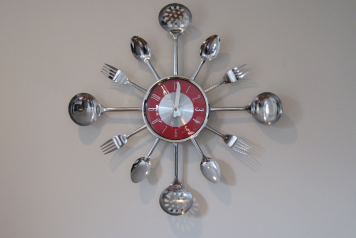 Un espectacular marco de reloj de cocina de cubiertos