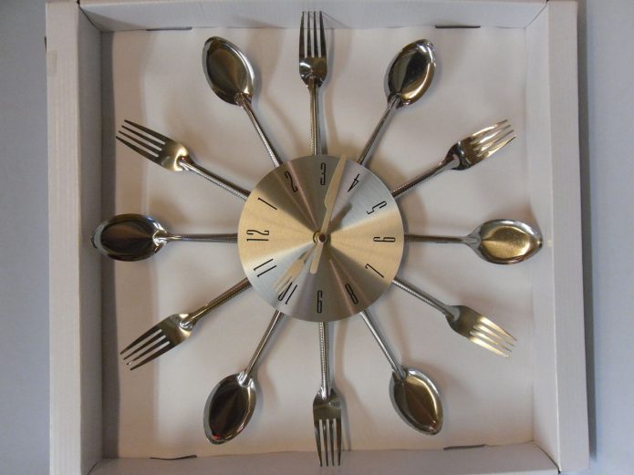 Spectacular cutlery kitchen clock