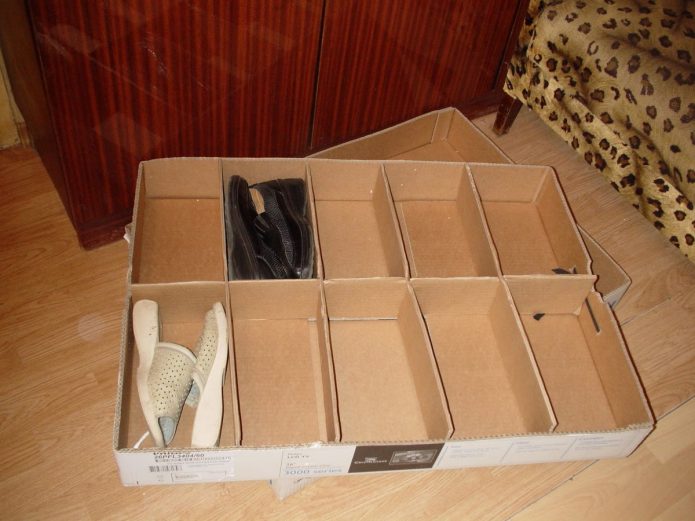 Laatikko kenkäjen säilyttämiseksi pahvilaatikosta