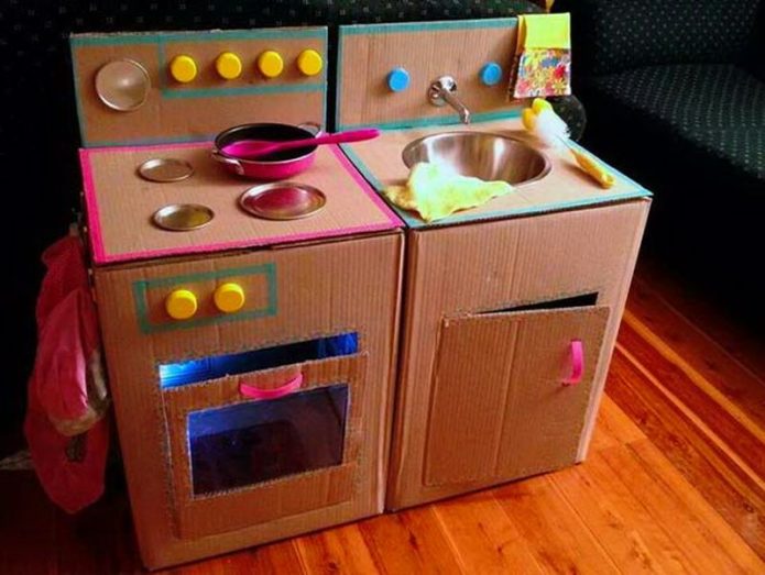 Cucina per bambini da scatole di cartone