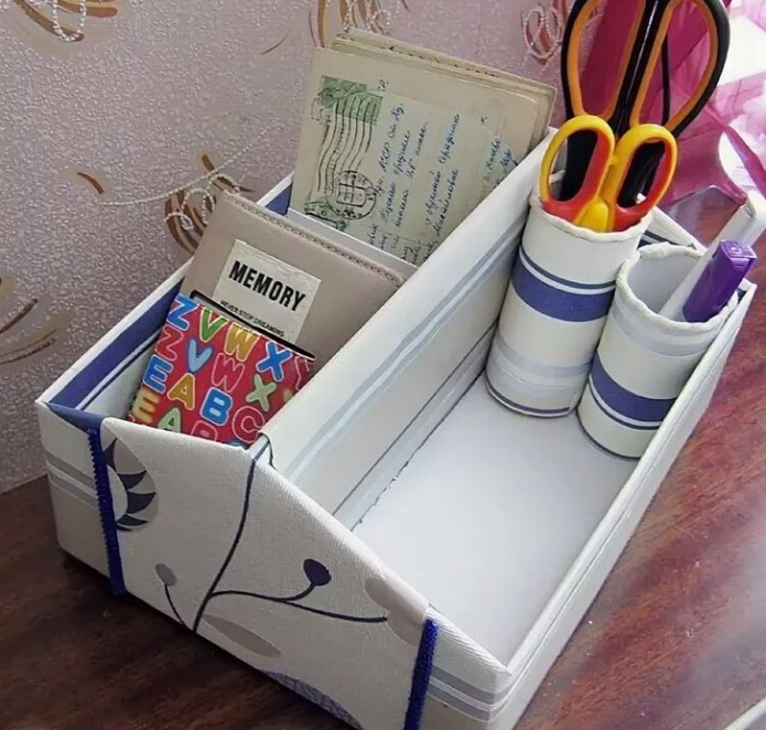 Organizador de pequeñas cosas de una caja de zapatos.
