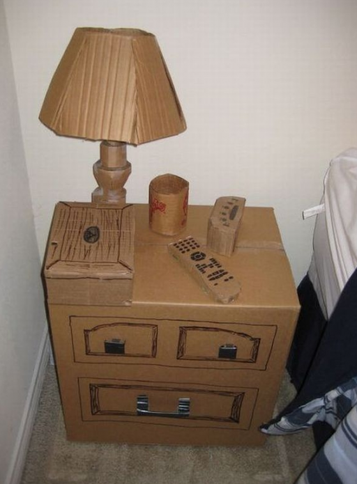 Noční stolek z velké lepenkové krabice