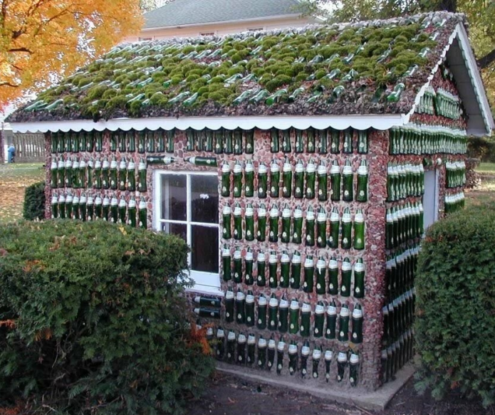 Mały dom z butelkami