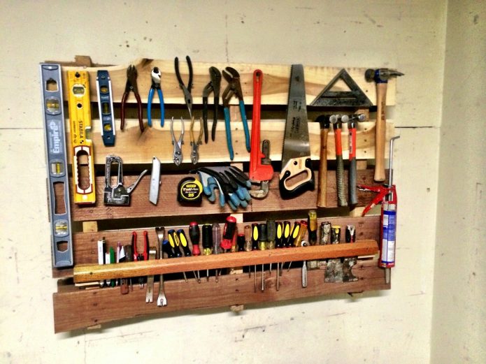 Organizador de herramientas de madera montado en la pared
