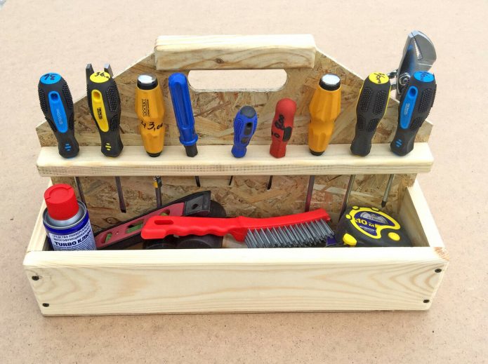 Caja de herramientas de madera pequeña pero cómoda.