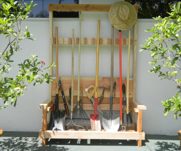 Дървена стойка за градински инструменти