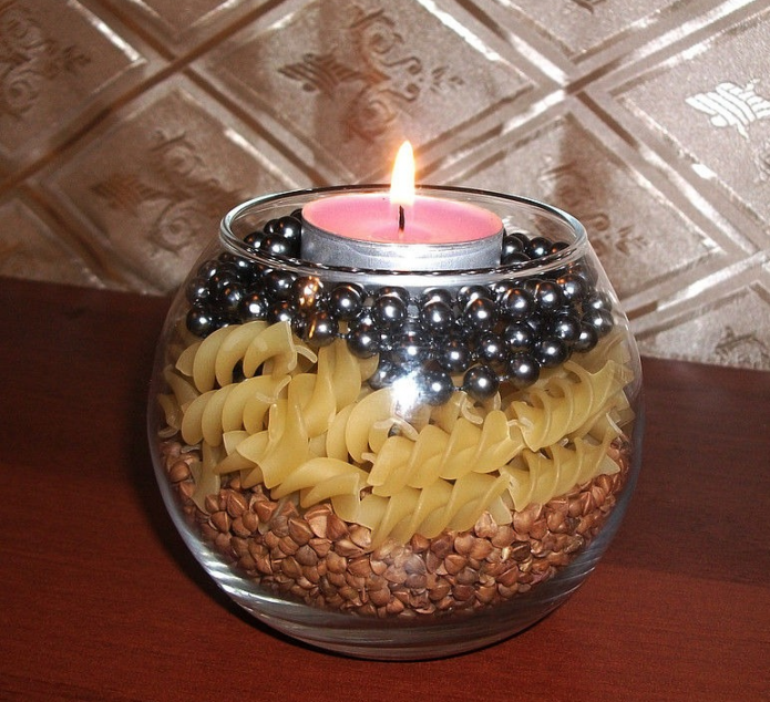 Декориране на свещник със суха храна и мъниста