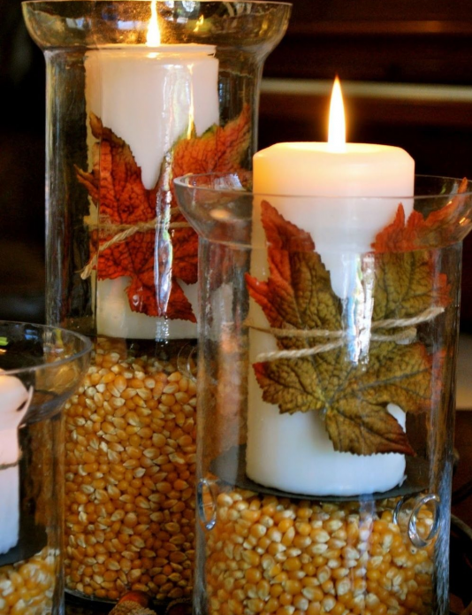 Espelmes casolanes decorades amb blat de moro i fulles de tardor