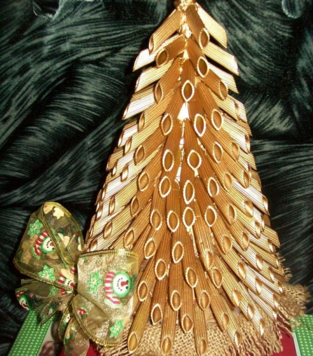 Iespaidīga Ziemassvētku eglīte, kas izgatavota no makaroniem