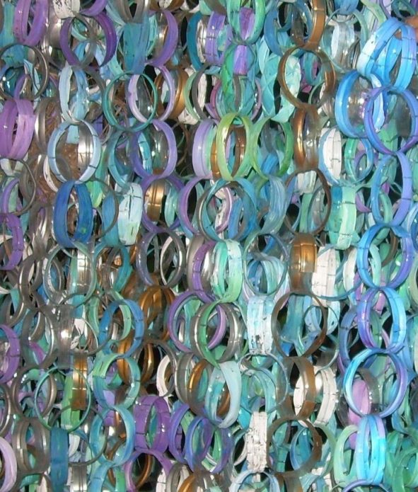 Cortinas hechas de botellas de plástico, cortadas en anillos.
