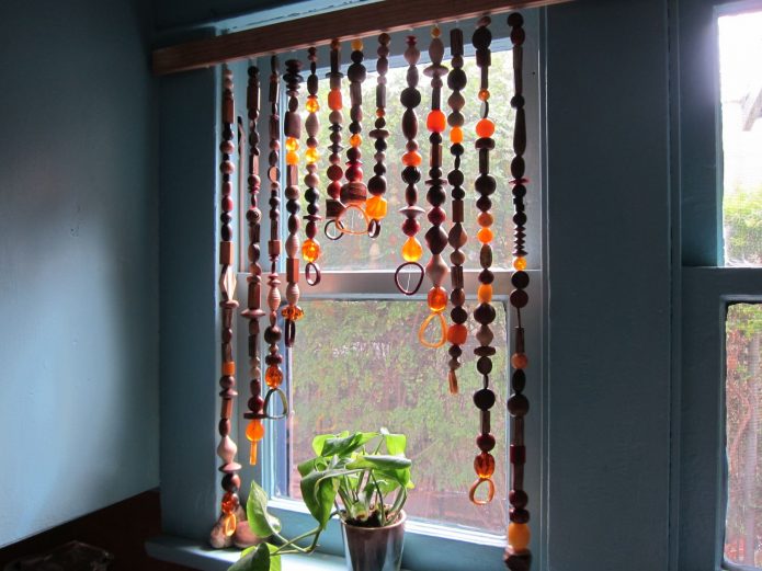 Завеса, изработена от дървени и стъклени мъниста