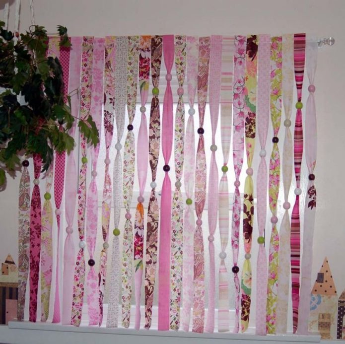 Hermosa cortina hecha de rayas de tela en una guardería