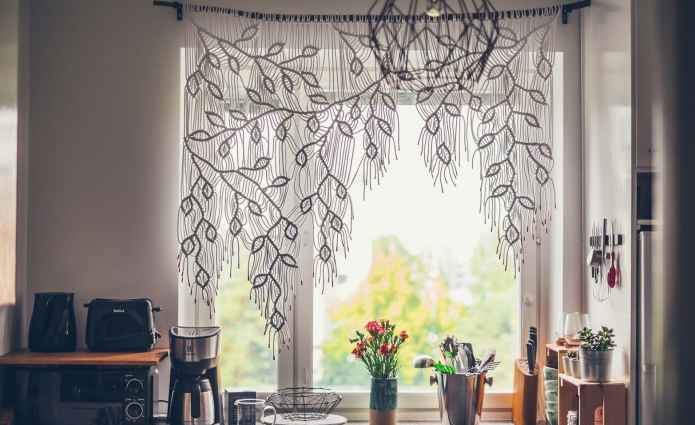 Hermosa cortina de macramé en la cocina