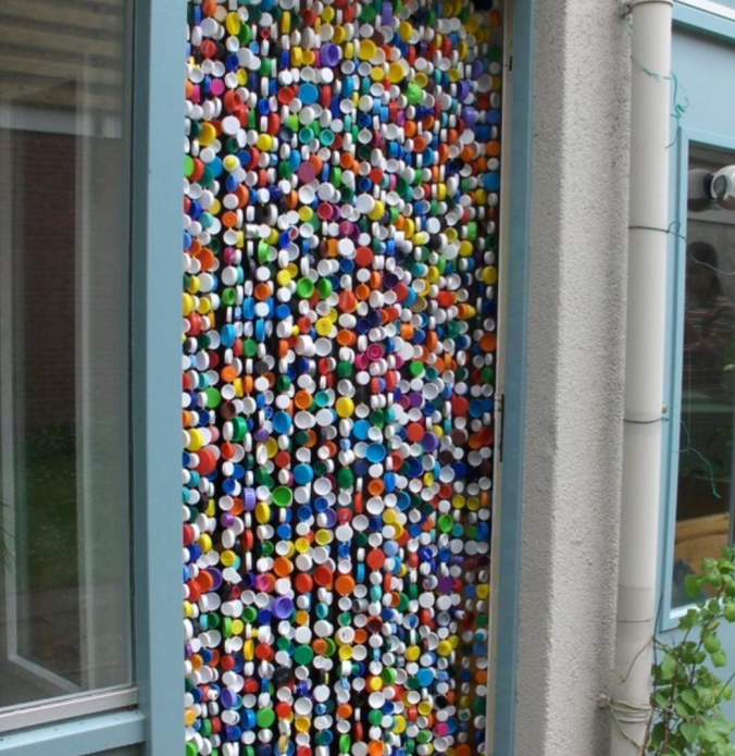 Ein schöner Vorhang aus Plastikstopfen an der Tür eines Landhauses