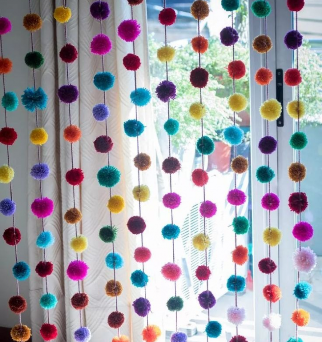 Завеса у дечјој соби од вунених помпом