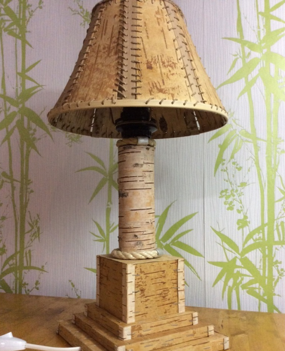Kap lampu yang diperbuat daripada kulit kayu birch