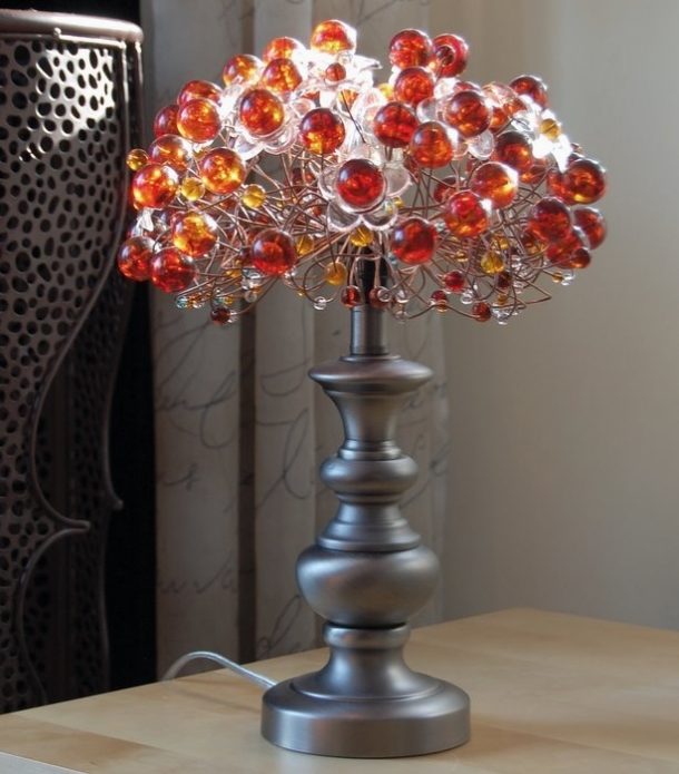 Lampeskærm lavet af tråd og perler