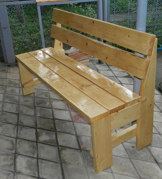 مقعد حديقة محلي الصنع مصنوع من الألواح الخشبية