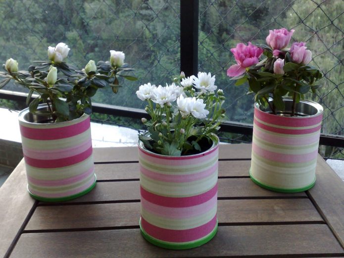 Malé květinové vázy z plechovek