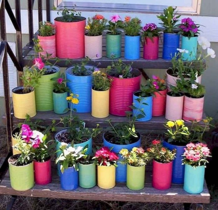 Aiuola mobile di vasi di fiori fatti in casa