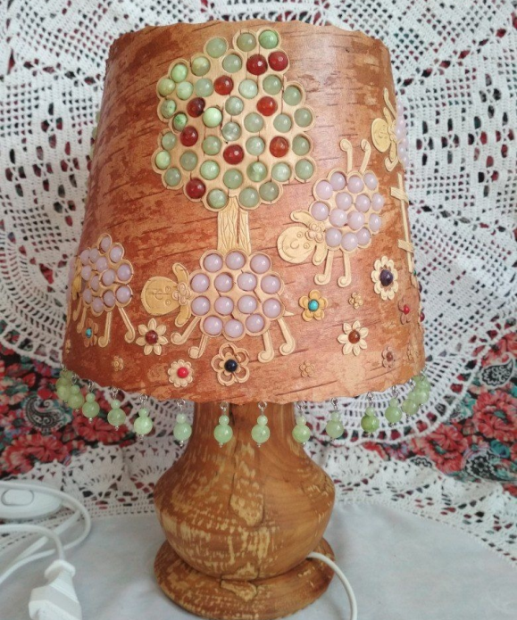 Настолна лампа с абажур, изработен от брезова кора