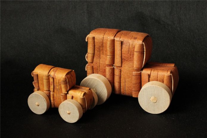 Kereta mainan dari kulit kayu birch
