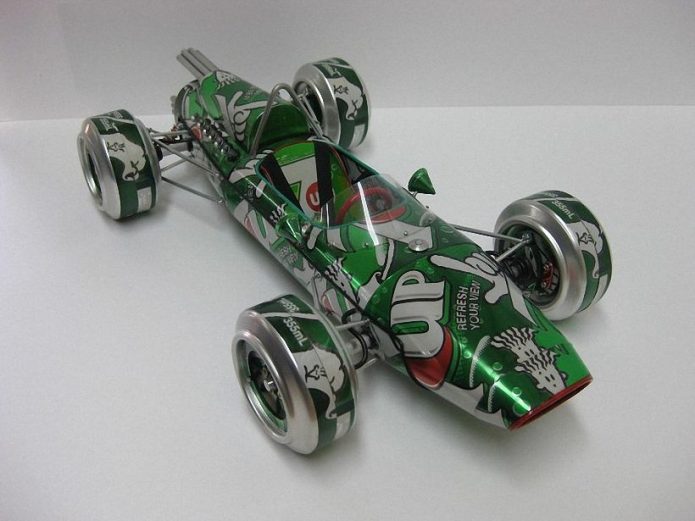 Modelo de carro de corrida de lata de cerveja
